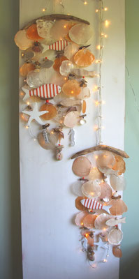 Maritime orange Capiz Windspiele in zwei Größen mit Lichterketten dekoriert. Auch eine Hängedekoration für die Wand.