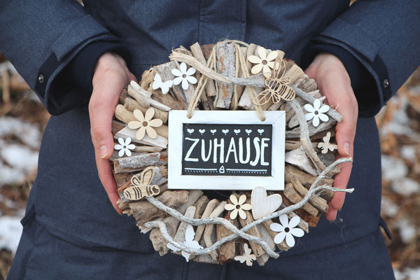 Türkranz mit "Zuhause" Schild.