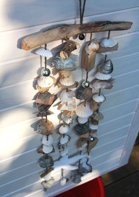 Braunes Treibholz in Kombi mit weißen Muscheln, blauen Schneckengehäusen und silbernen Kugeln.