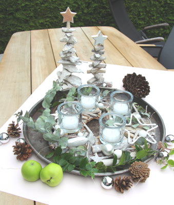 Weißer Adventskranz aus Schwemmhölzern mit weißen Treibholzbäumen dekoriert.