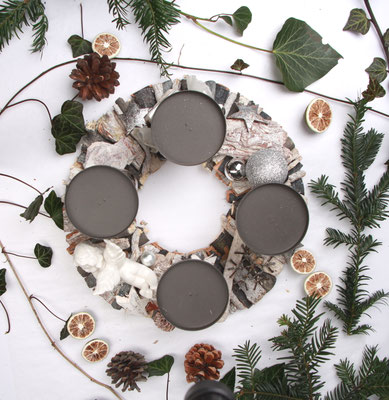 Adventskranz in Schwarz & Weiß, mit silbernen Glitzerkugeln und weißem Porzellanengel.