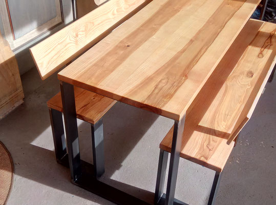 Tisch und Bänke aus Eschenholz