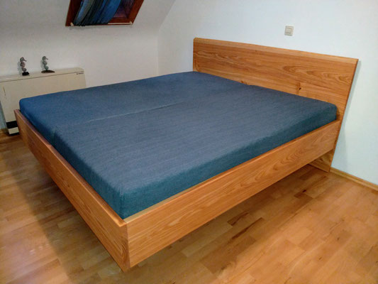 Schwebendes Bett aus Lärche