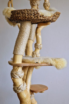 standfester Katzenbaum mit Lammfell und Sisal für Katzen
