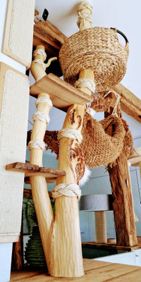 massiver Kratzbaum aus Naturmaterialien