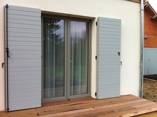 Porte fenêtre Bois intérieur/Alu gris extérieur + volets en sapin et chêne