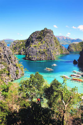Coron Bay, Palawan | Coron Or El Nido? Which One Is Really Better? | A Travel Guide to Philippines Last Frontier | via @Just1WayTicket