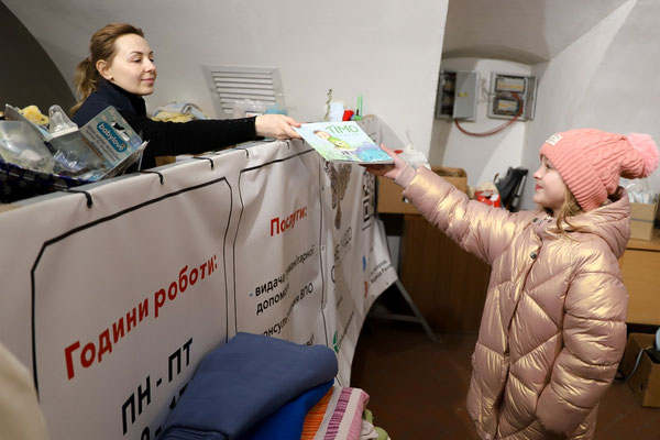 Verteilung an Kinder in der Ukraine