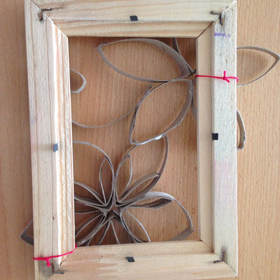 Prends un cadre sans vitre et avec de la ficelle passe dans une boucle. Fais un petit noeud derrière le cadre. Ou colle-les au cadre.
