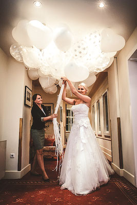 Hochzeitsplanerin-Josefine-Winkler-übergibt-Braut-Luftballons