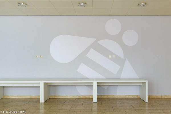 I22 Die Biene im Eingangsbereich gegenüber Auditorium