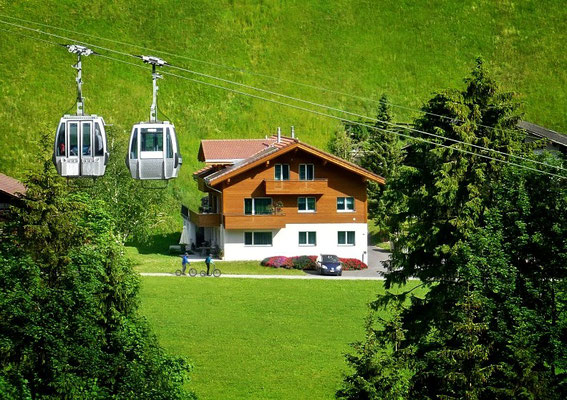 Ansicht Sommer mit Bergbahnen Adelboden