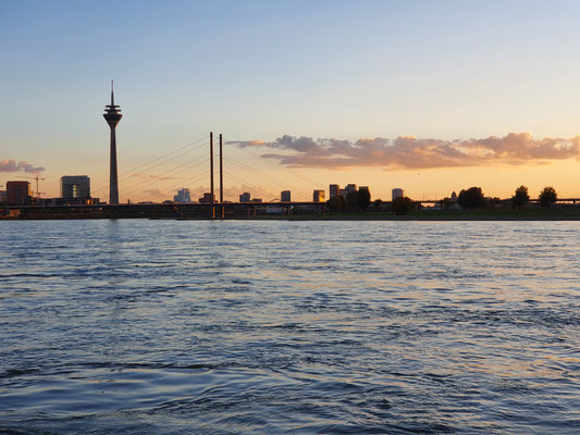 Wir starten mit unserem Flußdampfer in Düsseldorf