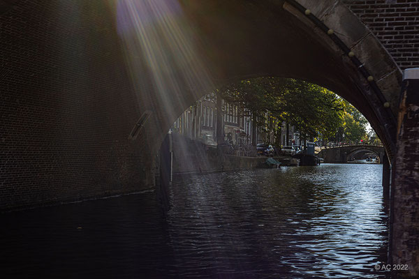 Unter den Brücken Amsterdams...