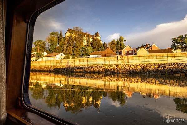 Der Blick am Morgen zum Schloss aus dem Kabinenfenster