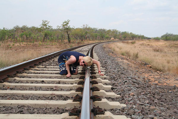 Lauschen, ob der Indian Pacific kommt.....