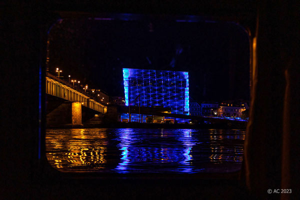 Und ich gucke aus dem Kabinenfenster direkt auf die Ars electronica, wo um Schlag 22 Uhr die Lichter ausgehen...