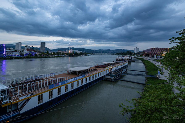 Wir liegen mitten in Linz direkt unter der Nibelungenbrücke