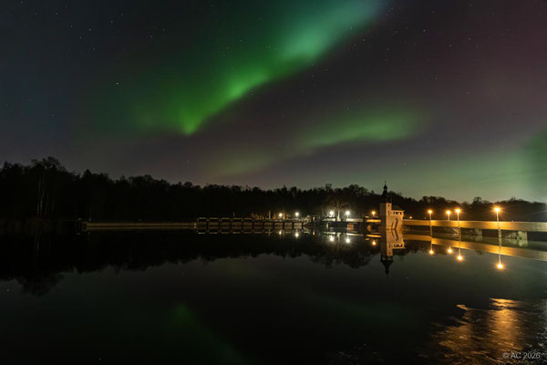 grünes pulsierendes Nordlich über dem Hochablass
