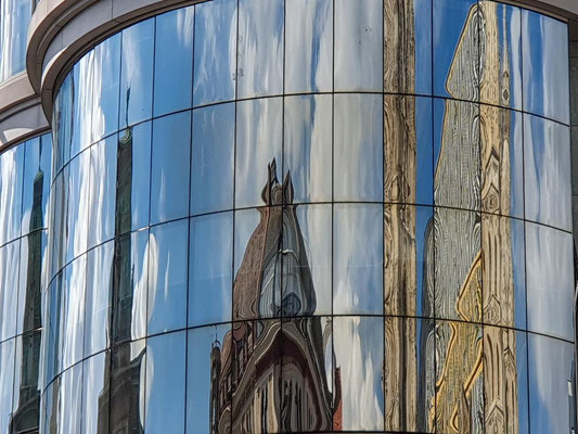 Spiegelung vom Stephansdom im Haashaus