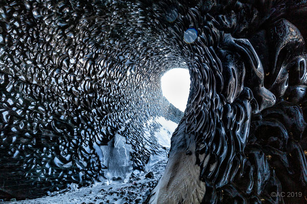 Ausstieg! Das Eis ist schwarz durch eingeschlossene Lava
