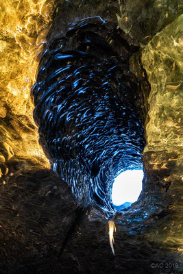 Schwarzes Eis in der Eishöhle Anaconda
