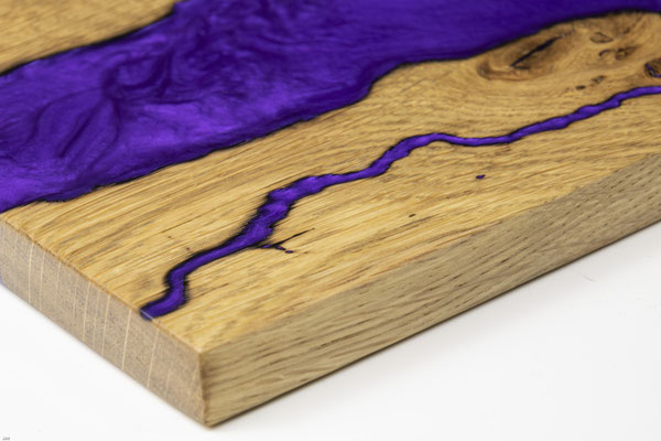 Eichenbrett in Lichtenberg Technik und Epoxidharz in violett mit modernem Edelstahlgriff Detailansicht