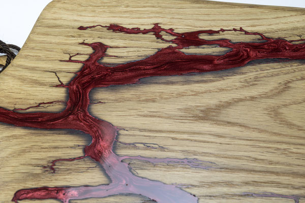 Eichenbrett in Lichtenberg Technik und Epoxidharz in weinrot mit selbstkreiertem Holzgriff Detailansicht