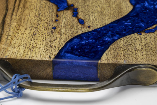 Mangobrett in Lichtenberg Technik und Epoxidharz in königsblau mit rusticalem Metallgriff Detail