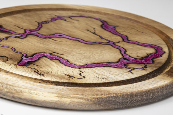 Akazienbrett in Lichtenberg Technik und Epoxidharz in rosa