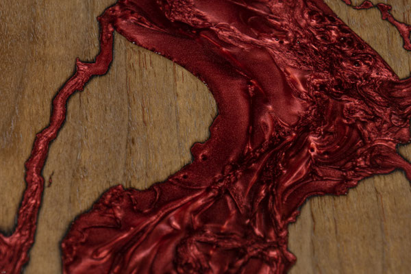 Nussbaumbrett in Lichtenberg Technik und Epoxidharz in weinrot mit Holzkante Detail