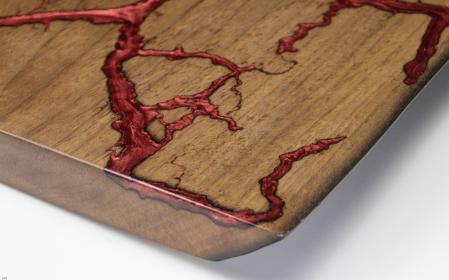 Nussbaumbrett in Lichtenberg Technik und Epoxidharz in weinrot mit Holzkante Detail