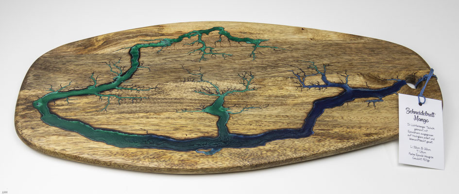 Mangobrett in Lichtenberg Technik und Epoxidharz in blau grün oval