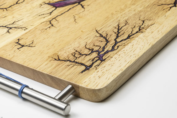 Gummibaumbrett in Lichtenberg Technik und Epoxidharz in violett mit modernem Edelstahlgriff Detail