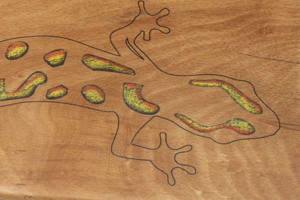 Buchenbrett mit Epoxidharz Salamander Detail