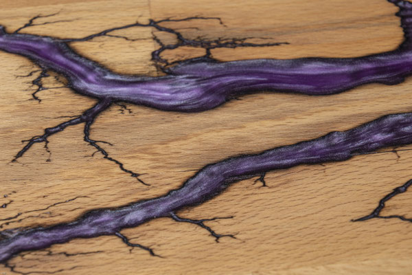 Buchenbrett in Lichtenberg Technik und Epoxidharz in violett Detail
