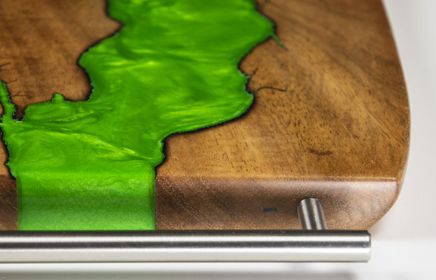 Mangobrett in Lichtenberg Technik und Epoxidharz in apfelgrün mit modernem Chromstahlgriff Detail