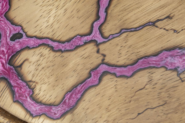Akazienbrett in Lichtenberg Technik und Epoxidharz in rosa Detail