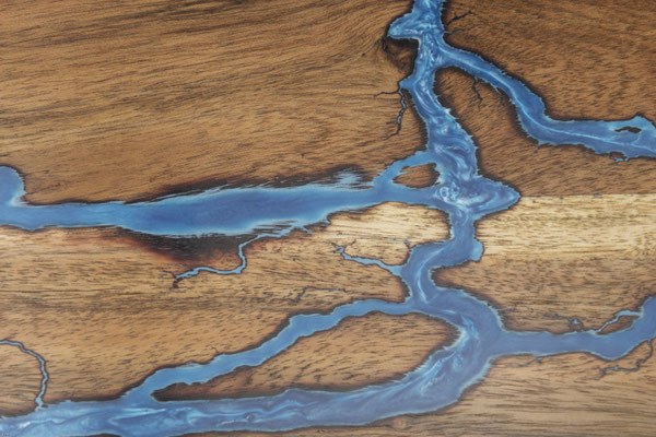 Akazienbrett in Lichtenberg Technik und Epoxidharz in blau Detail