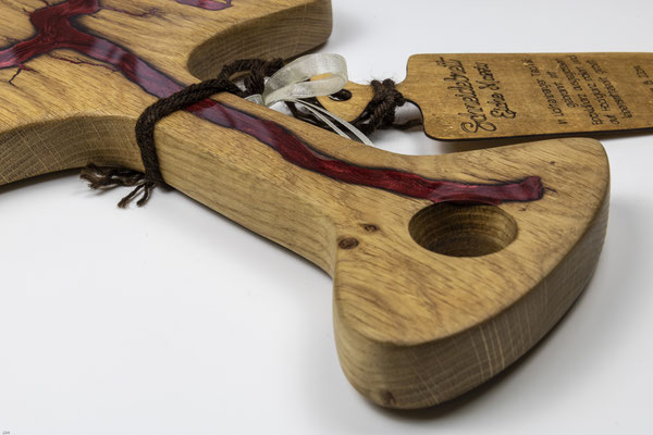 Eichenbrett in Lichtenberg Technik und Epoxidharz in weinrot mit selbstkreiertem Holzgriff Detailansicht
