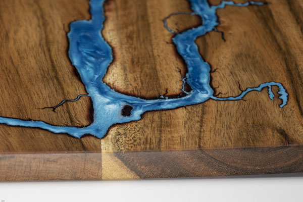 Akazienbrett in Lichtenberg Technik und Epoxidharz in blau Detail