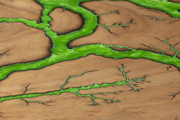 Buchenbrett in Lichtenberg Technik und Epoxidharz in apfelgrün mit modernem Edelstahlgriff Detail