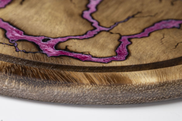 Akazienbrett in Lichtenberg Technik und Epoxidharz in rosa Detail