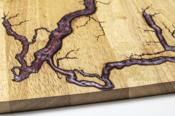Gummibaumbrett in Lichtenberg Technik und Epoxidharz in violett mit modernem Edelstahlgriff Detail