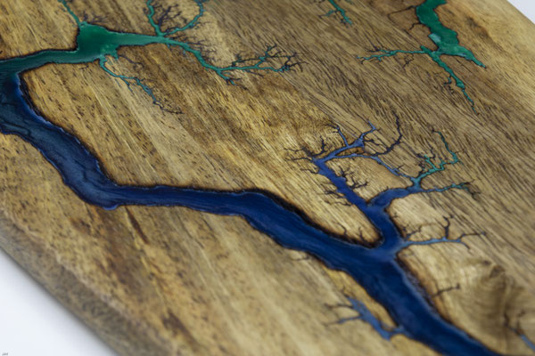 Mangobrett in Lichtenberg Technik und Epoxidharz in blau grün oval Detail