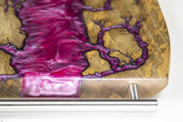 Mangobrett in Lichtenberg Technik und Epoxidharz in purpur mit modernem Edelstahlstahlgriff Detail