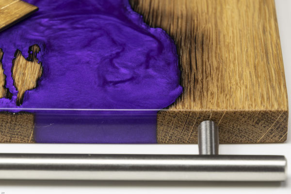 Eichenbrett in Lichtenberg Technik und Epoxidharz in violett mit modernem Edelstahlgriff Detailansicht