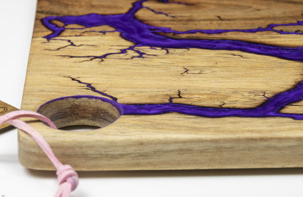 Akazienbrett in Lichtenberg Technik und Epoxidharz in violett Detail