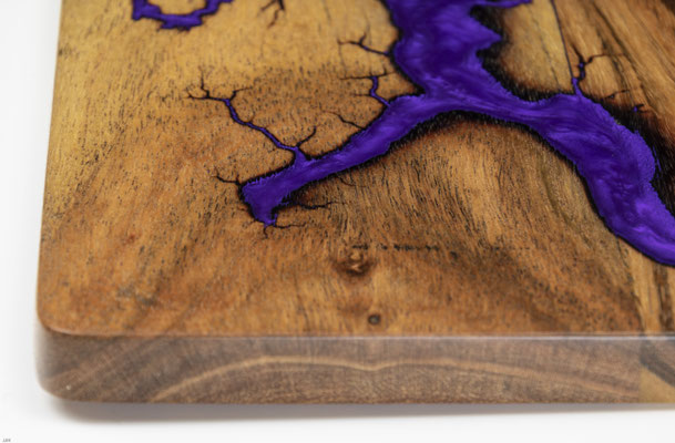 Akazienbrett in Lichtenberg Technik und Epoxidharz in violett Detail