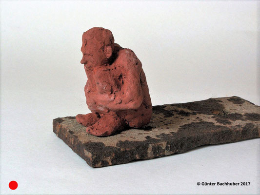 KAUERNDER MANN - 2015 - Ton, Eisen - 10 x 20 cm